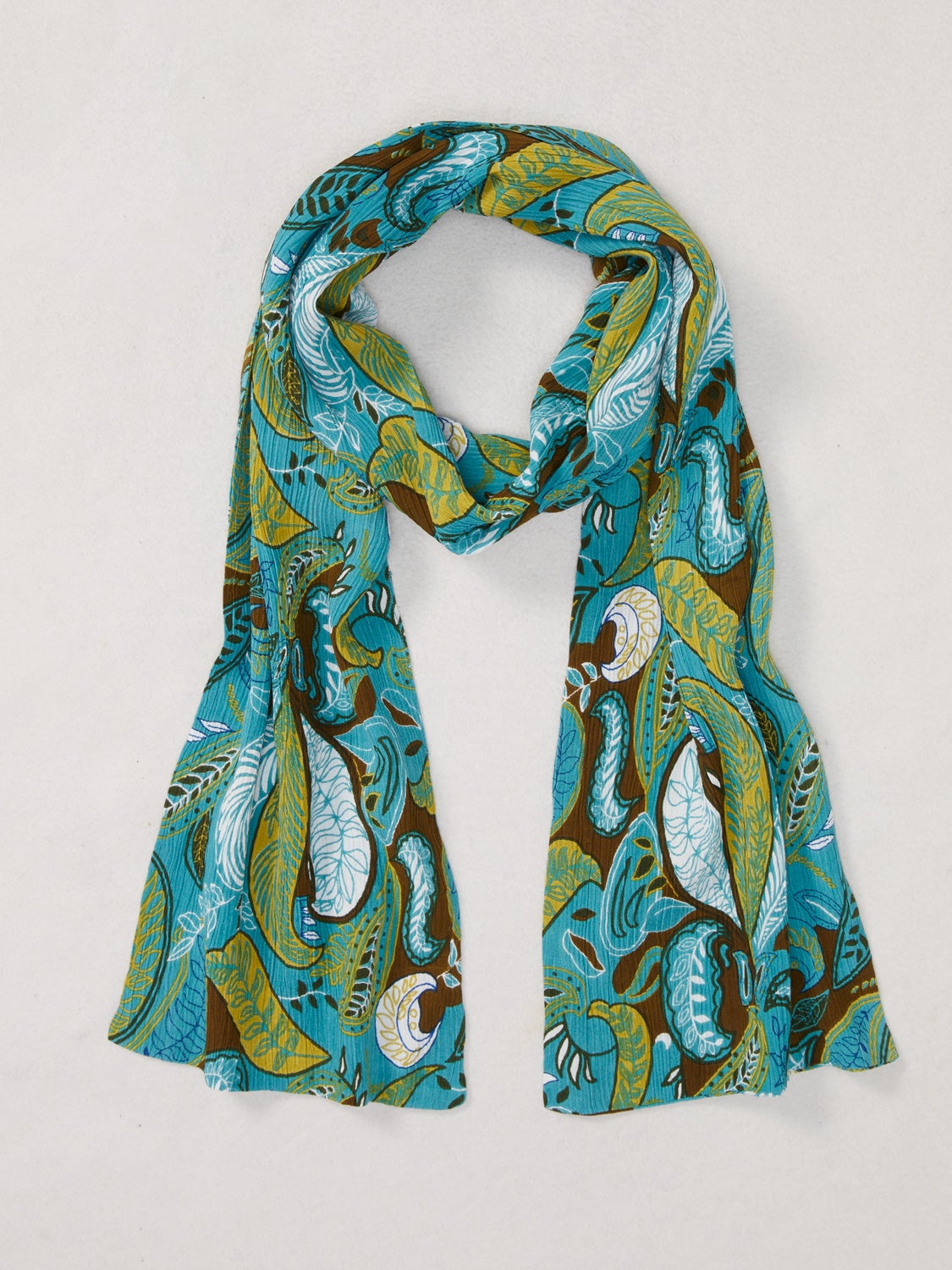 Viskose-Schal mit paisley Floral-Muster in Türkis, Olivegrün, Braun und Weiß, locker geschlungen, auf hellem Hintergrund