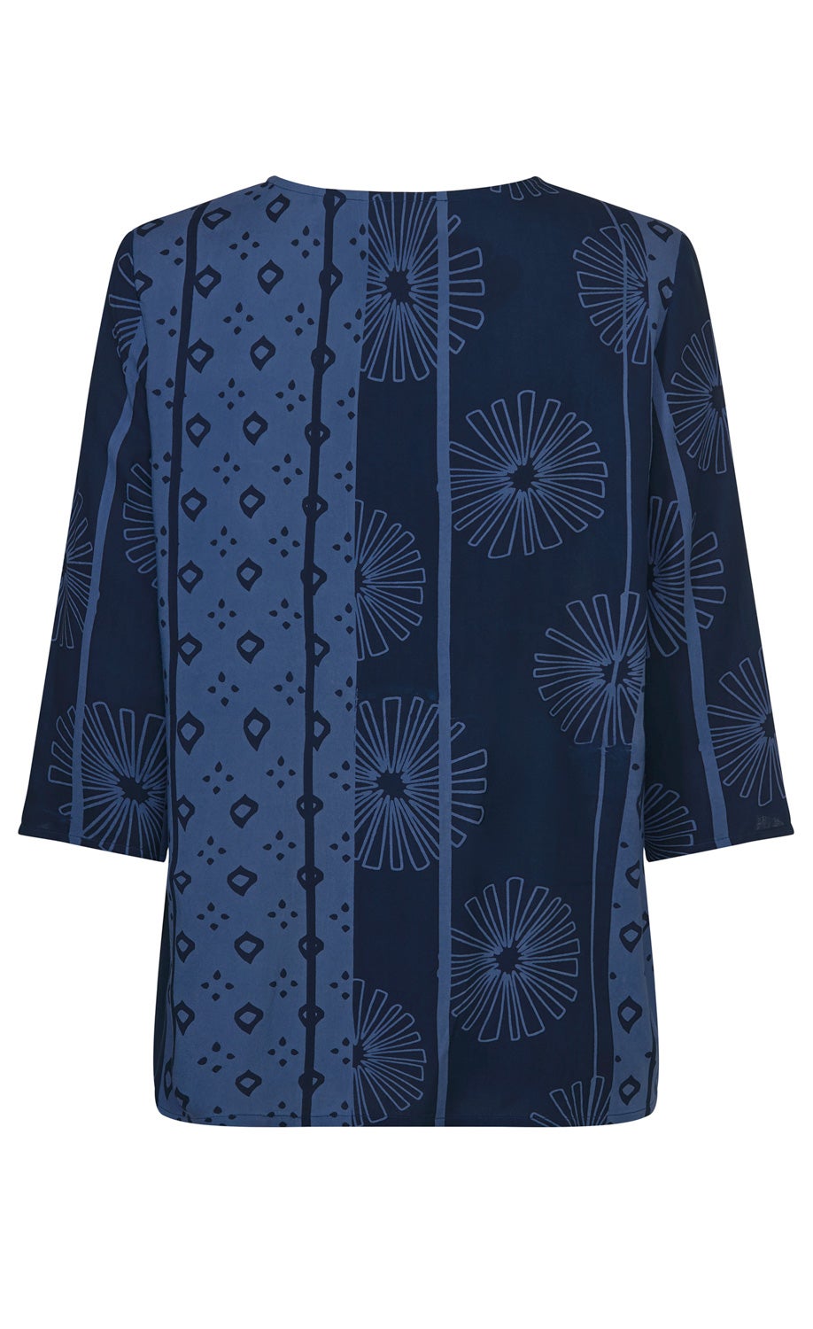 Dunkelblaue Viskose-Bluse mit langen Ärmeln, gemustert mit hellblauen und schwarzen geometrischen und floral inspirierten Motiven, gerade geschnitten, Rückansicht, ohne sichtbare Verschlüsse oder Kragen.
