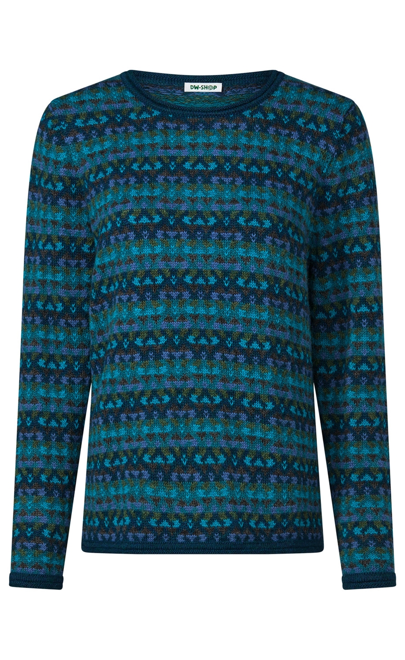 blau-grüner Pullover mit langem Arm und Rundhalsausschnitt, gestrickt mit mehrfarbigem Muster in verschiedenen Blautönen, violett und grün, schmale Bündchen an Ärmeln und Saum, Etikett mit grünem Schriftzug am Kragen