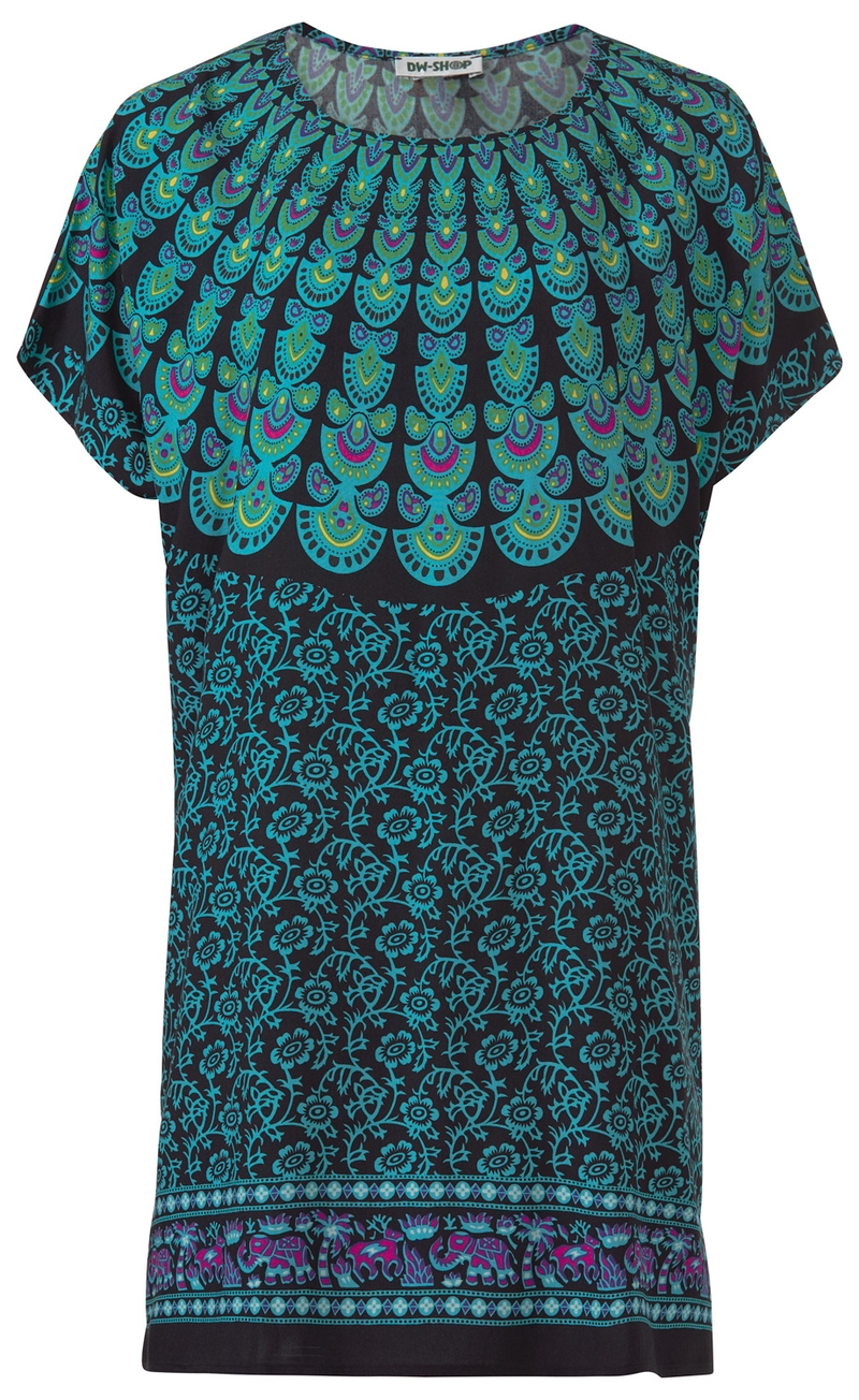 Viskose-Kaftan mit rundem Ausschnitt, kurzen Ärmeln, türkis-blauem floralem Muster auf schwarzem Grund, oberer Bereich mit mandalaartigem Design, Saum mit blau-lilanem Elefanten- und Ornamentmuster