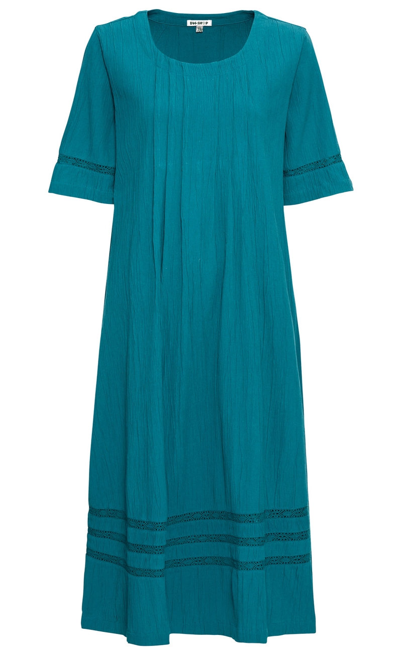 Blaugrünes Baumwoll-Kleid mit kurzen Ärmeln, Rundhalsausschnitt, feinen Falten vorne, Spitzenborte an Ärmeln und Saum, lockerer Schnitt bis knapp unter die Knie.