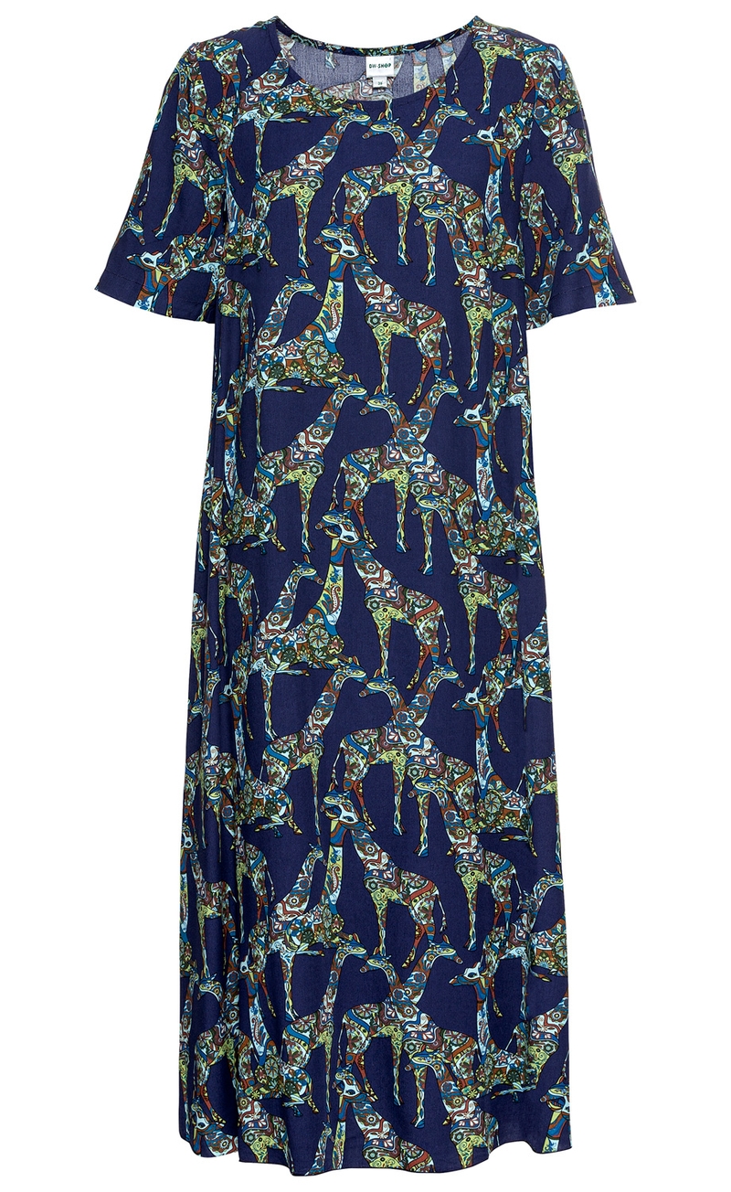 Dunkelblaues Viskose-Kleid mit kurzen Ärmeln, lockerem Schnitt und buntem Giraffenmuster in Grün, Blau, Braun und Weiß, rundem Ausschnitt und knieumspielender Länge.