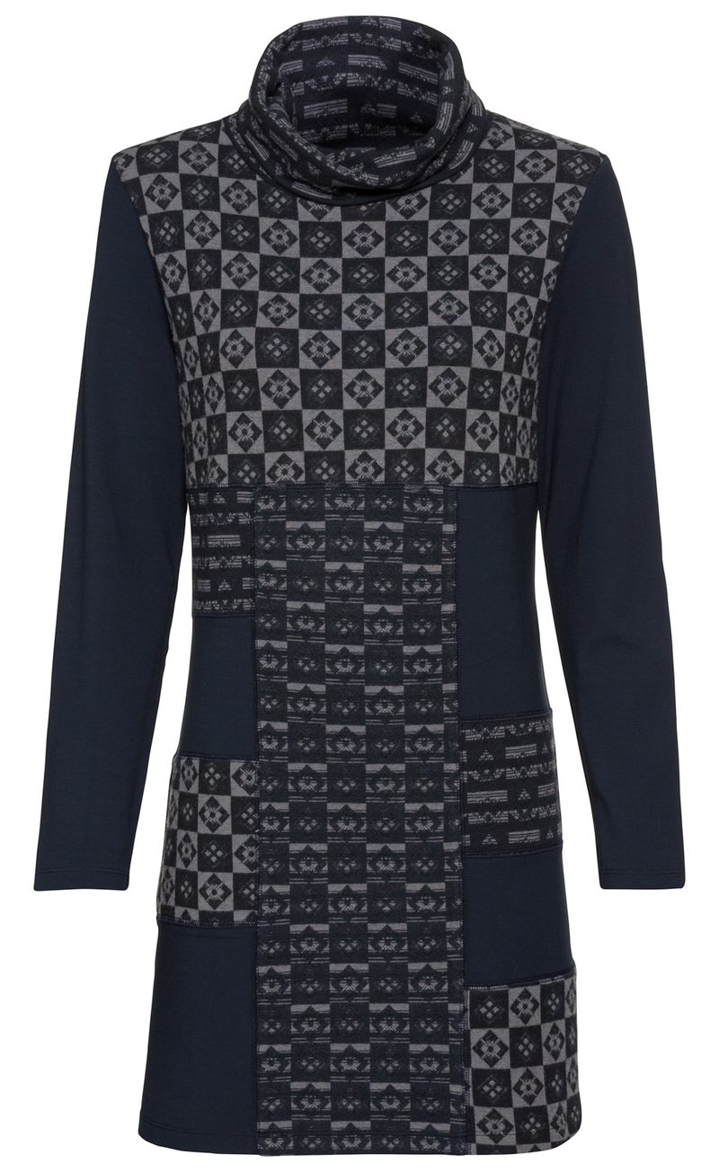 Dunkelblaues Viskose-Mix-Shirt mit langem Arm und Rollkragen, vorne mit einem grauen und schwarzen geometrischen Patchwork-Muster aus Quadraten und floralen Elementen.