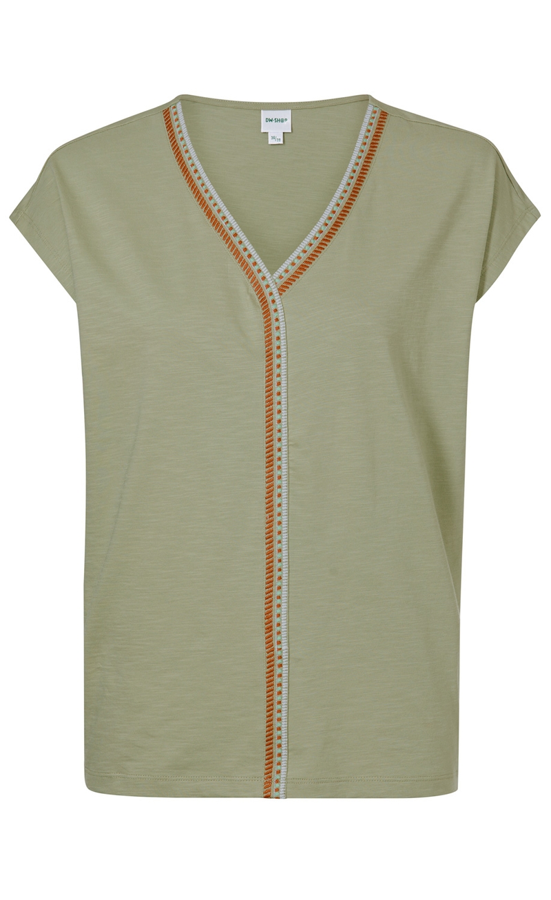 Baumwoll-Shirt in hellem Olivgrün mit V-Ausschnitt, kurzen Ärmeln und dekorativem Zierband in Orange und Hellblau entlang des Ausschnitts und der Mitte vorne
