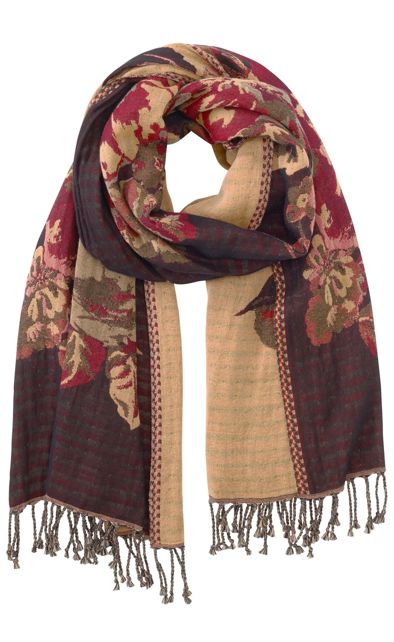 großflächiger Schal mit floralen Mustern in rot, beige, braun und schwarz, seitliche Bordüre mit Karomuster, Fransen an den Enden, grobgewebte Textur, locker drapiert auf weißem Hintergrund