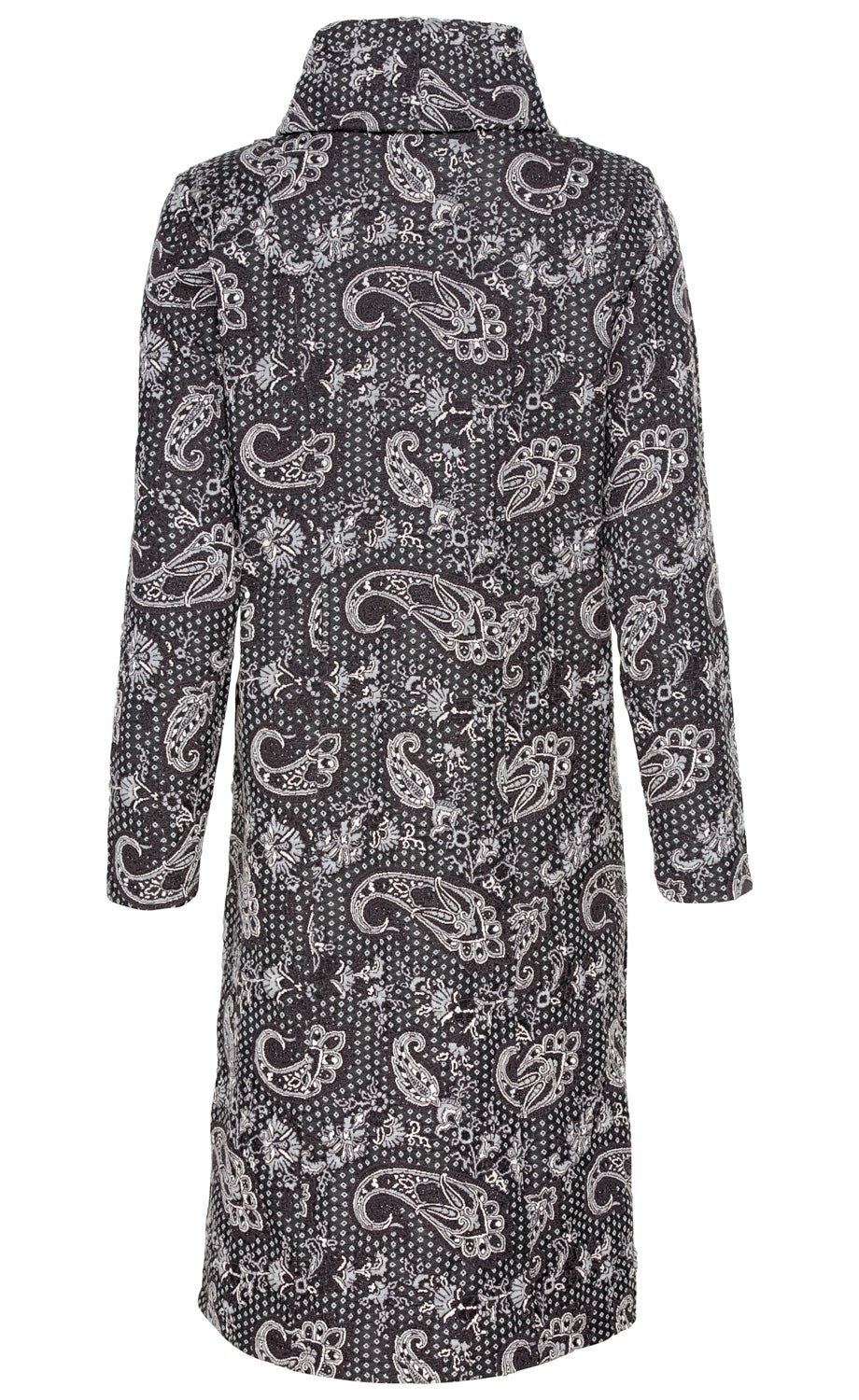 Rückansicht eines langen Viskose-Mix-Kleids mit langem Arm, hohem Kragen und Paisley-Muster in Schwarz-Weiß-Tönen