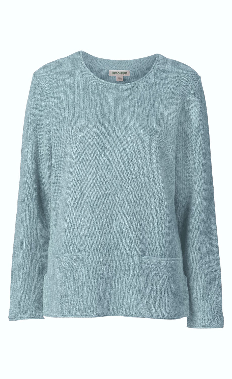 Hellblauer Alpaka-Pullover mit Rundhalsausschnitt, langen Ärmeln und zwei kleinen aufgesetzten Taschen vorne, feine gestrickte Struktur, leicht lockerer Schnitt