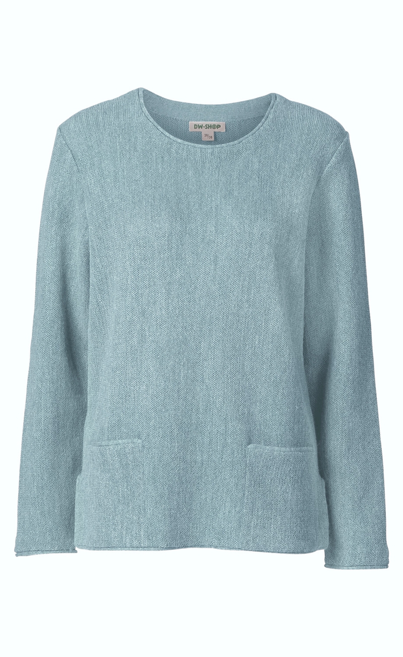 Hellblauer Alpaka-Pullover mit Rundhalsausschnitt, langen Ärmeln und zwei kleinen aufgesetzten Taschen vorne, feine gestrickte Struktur, leicht lockerer Schnitt