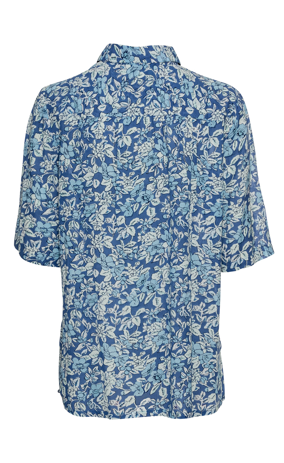 Rückansicht einer Viskose-Mix-Bluse mit kurzem Ärmel, blauem Grundton und zartem, hellblau-weißem Blumenmuster, klassischem Hemdkragen, lockerer Passform