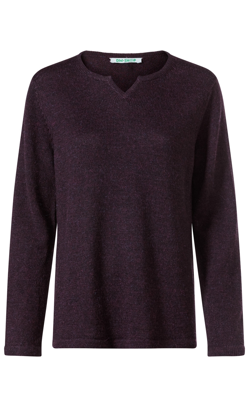 Dunkelvioletter Alpaka-Pullover mit langem Arm, Rundhalsausschnitt mit kleinem V-Detail, feine Strickstruktur, gerade geschnitten, schlichtes Design, isolierter weißer Hintergrund