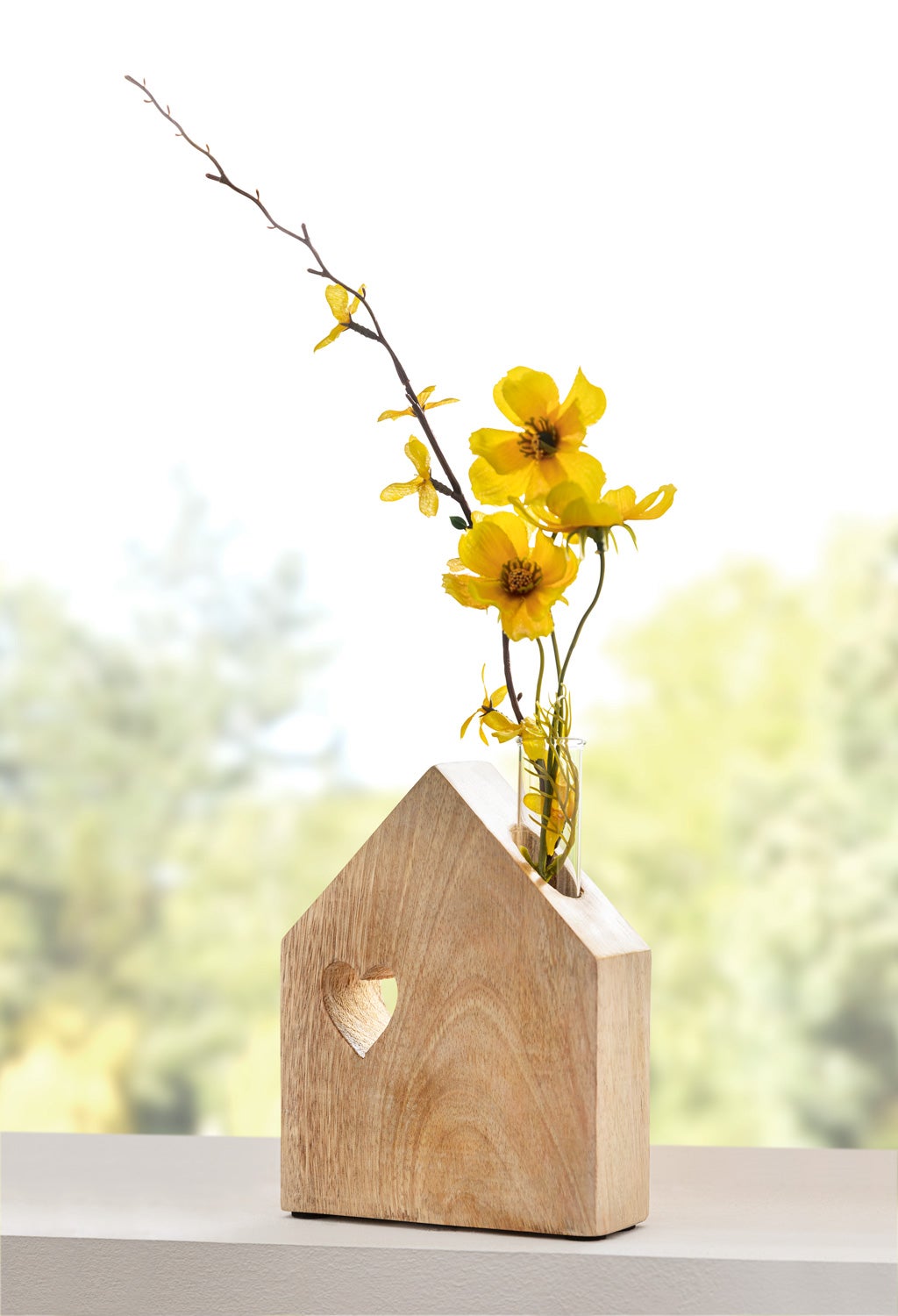 Holz-Haus mit Blumenvase