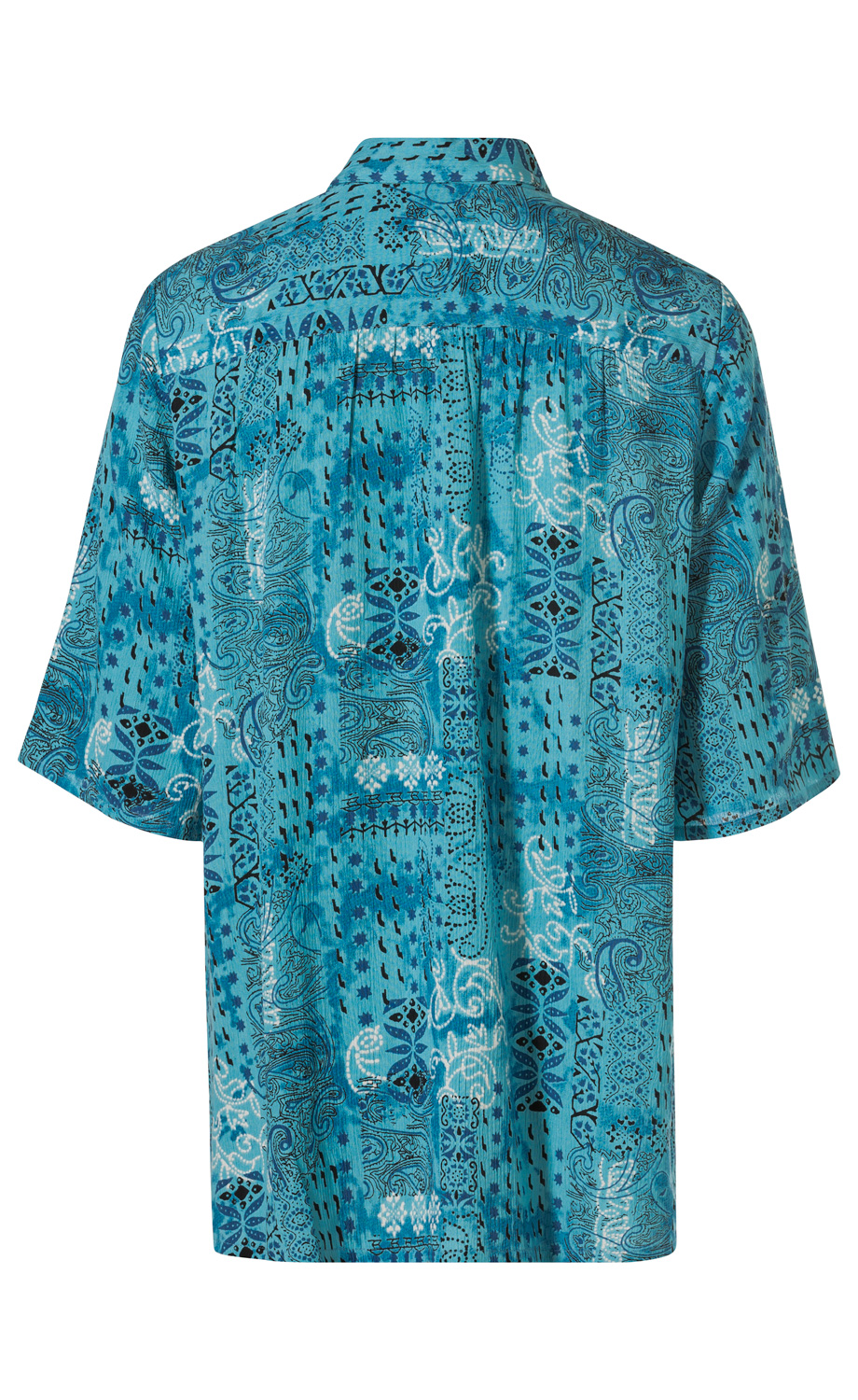 Rückansicht einer kurzärmligen Viskose-Bluse in blau mit gemustertem Design aus floralen und geometrischen Formen in Schwarz und Weiß