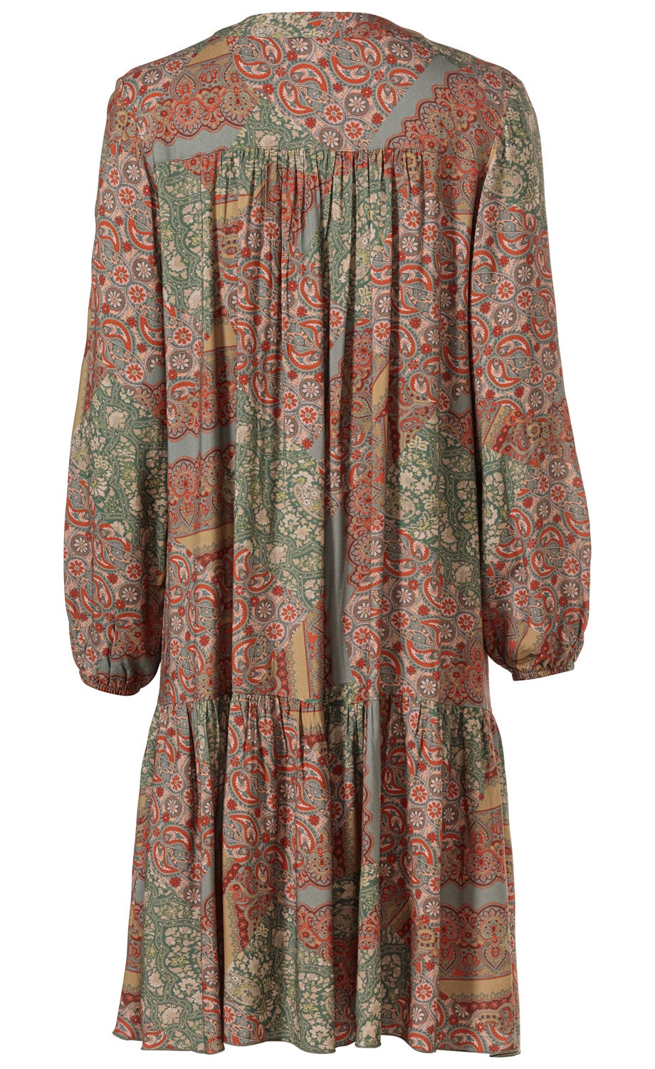 Rückansicht eines Viskose-Kleids mit langem Ärmel, elastischem Bund am Handgelenk, gerafftem Detail am oberen Rücken und Stufenrock. Farbiger Paisley- und Blumenmuster-Mix in Grün, Rot, Beige und Grau.