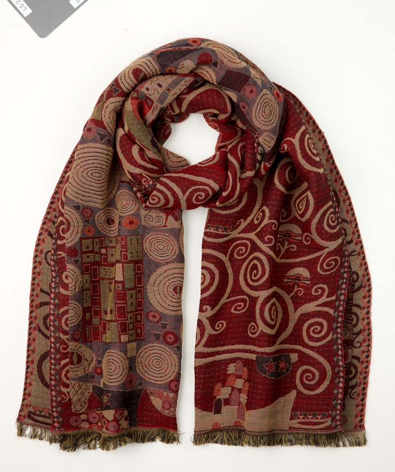 Baumwoll-Mix-Schal 50x180 in Rot und Beige, mit abstrakten spiralförmigen und geometrischen Mustern, fransigem Saum, locker zusammengelegt auf weißem Hintergrund.