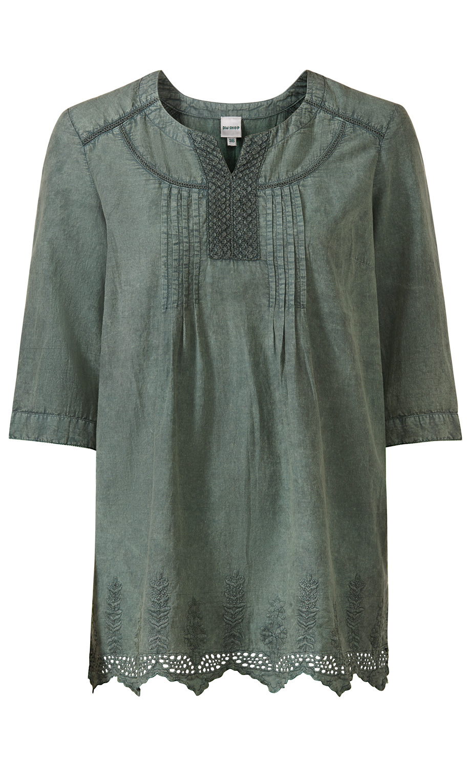 dunkelgrüne Baumwoll-Bluse mit 3/4-Ärmeln, Rundhalsausschnitt mit kleinem V, gehäkelter Spitze am Saum, feine Stickerei oberhalb des Saums und dekorative Biesen am Vorderteil