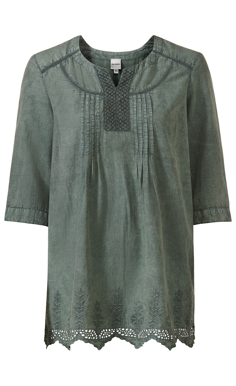 dunkelgrüne Baumwoll-Bluse mit 3/4-Ärmeln, Rundhalsausschnitt mit kleinem V, gehäkelter Spitze am Saum, feine Stickerei oberhalb des Saums und dekorative Biesen am Vorderteil
