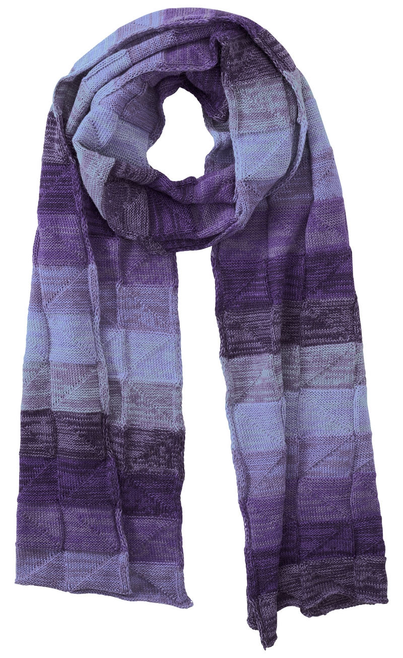 lila-blau gestrickter Loop-Schal mit geometrischem Muster aus Quadraten und Dreiecken, weich und dick, locker gelegt