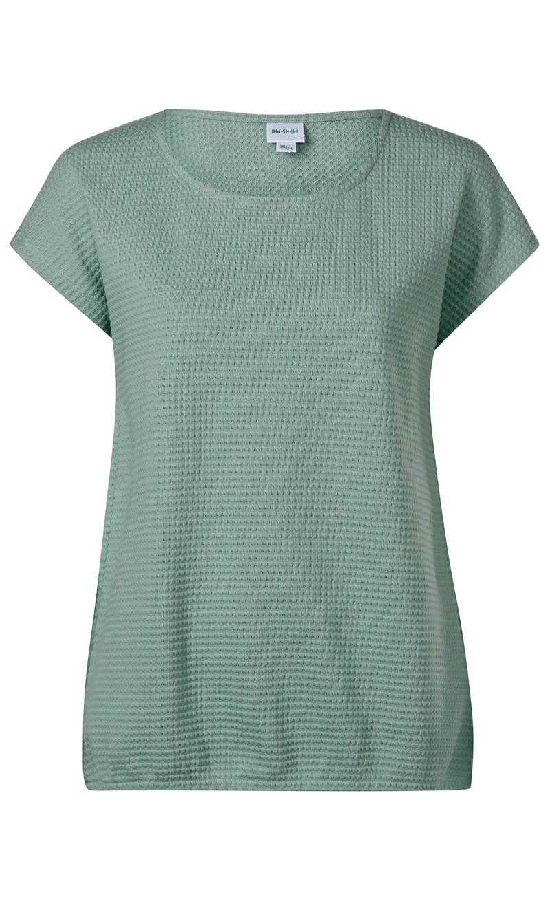 Baumwoll-Shirt in Salbeigrün mit feiner Waffelstruktur, Rundhalsausschnitt, kurzen Ärmeln und lockerem Schnitt, Größe 36/38, Vorderansicht auf weißem Hintergrund