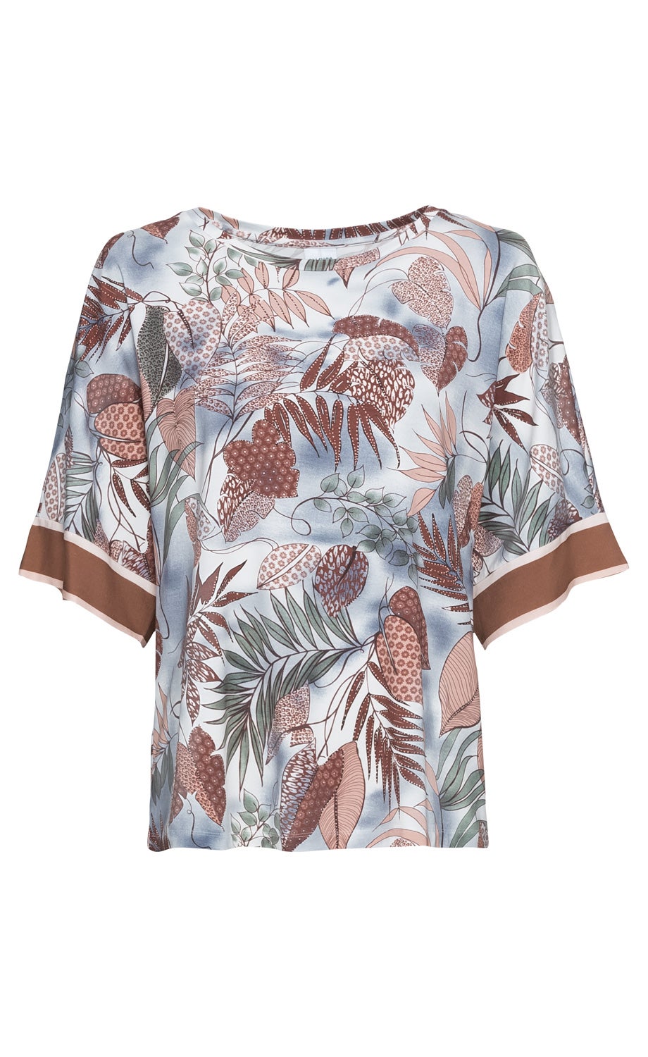 Viskose-Mix-Shirt mit weitem Schnitt, halblangen Ärmeln und Rundhalsausschnitt, weiß mit braunrotem und grünem Blätter- und Pflanzenmuster, Ärmelenden in braun mit hellem Saumabschluss.