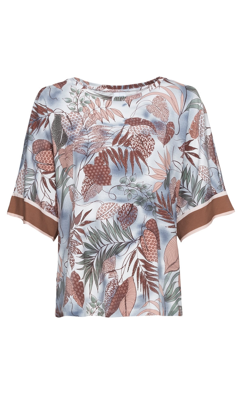 Viskose-Mix-Shirt mit weitem Schnitt, halblangen Ärmeln und Rundhalsausschnitt, weiß mit braunrotem und grünem Blätter- und Pflanzenmuster, Ärmelenden in braun mit hellem Saumabschluss.