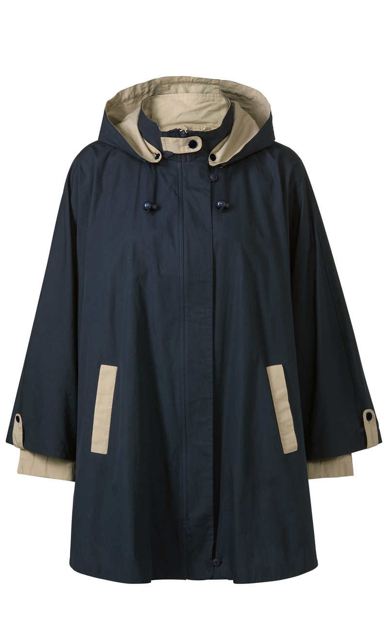 Dunkelblaue Baumwoll-Jacke mit beiger Kapuzeninnenseite, langen Ärmeln, beige Akzenten an den Taschen und Ärmelenden, Knopf- und Reißverschluss vorne, locker geschnittene Passform, neutraler Hintergrund.