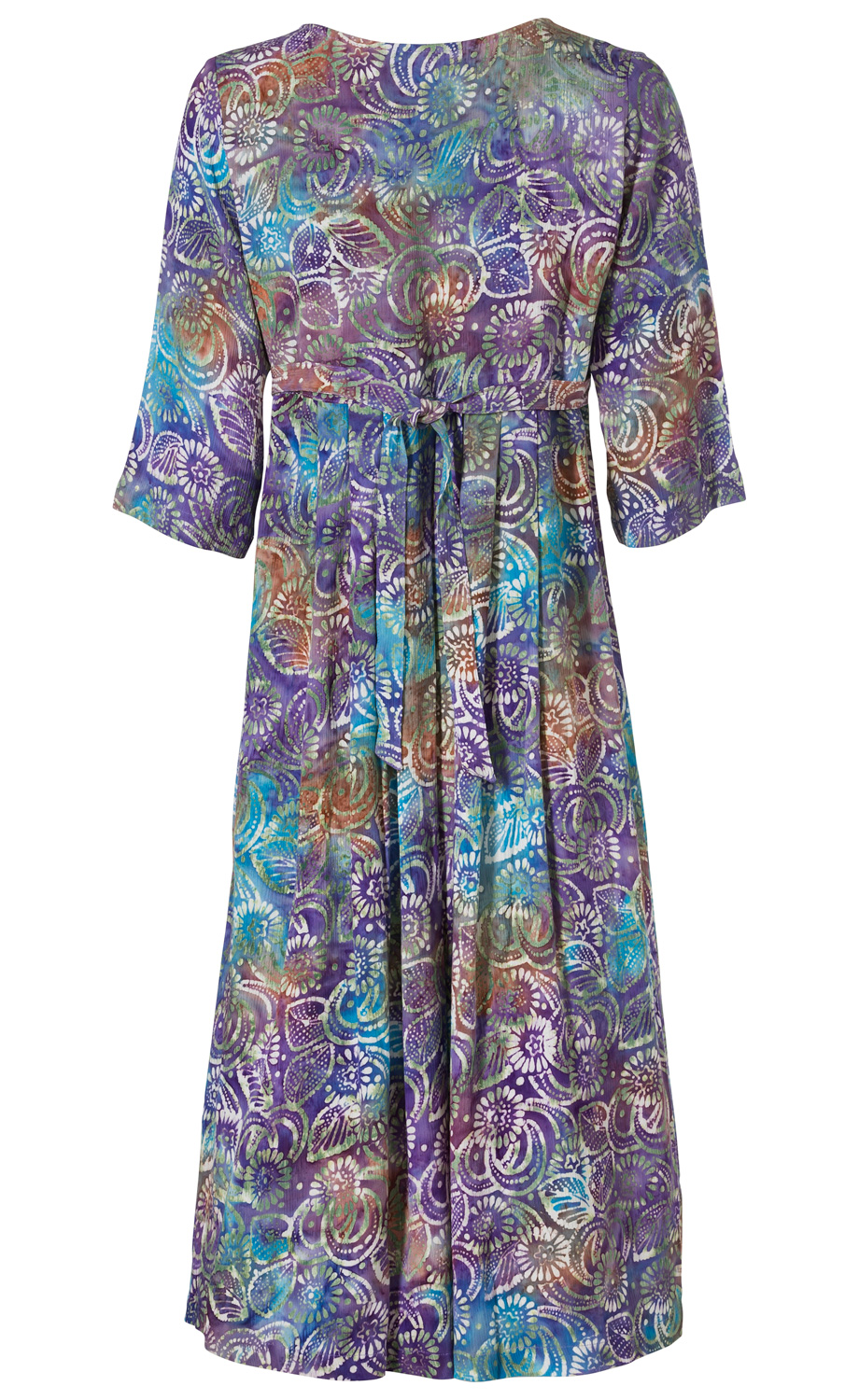 Viskose-Kleid in lila, blau, grün und braun mit floralem Batikmuster, 3/4-Ärmeln, Taillengürtel und schwingendem Rock, Rückansicht auf weißem Hintergrund