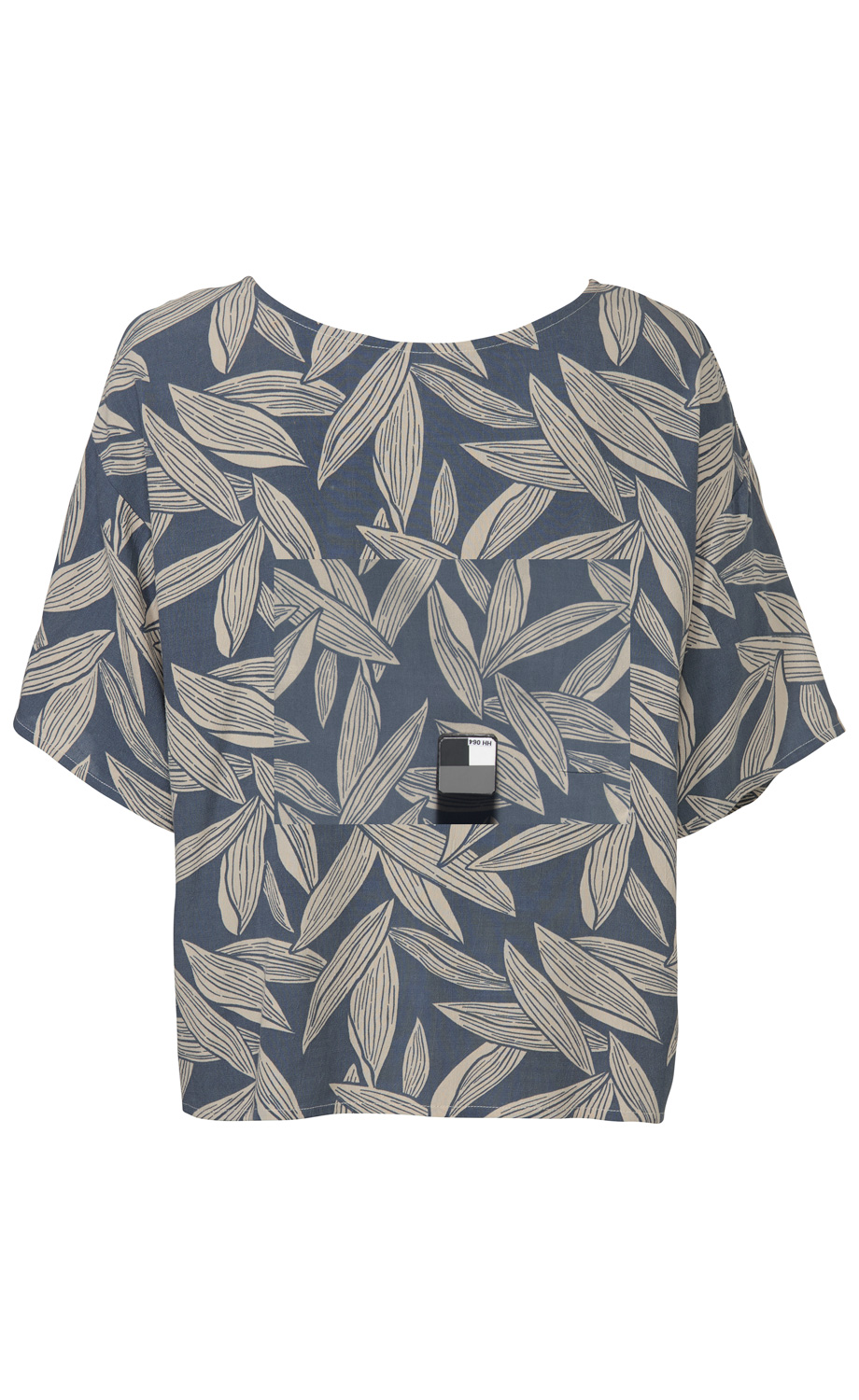 Viskose-Bluse mit kurzem, weitem Arm, Rundhalsausschnitt, blauem Hintergrund und beige-blauen großen Blättern bedruckt, leichte lockere Passform, Graufarbener Farbmessblock in Bildmitte
