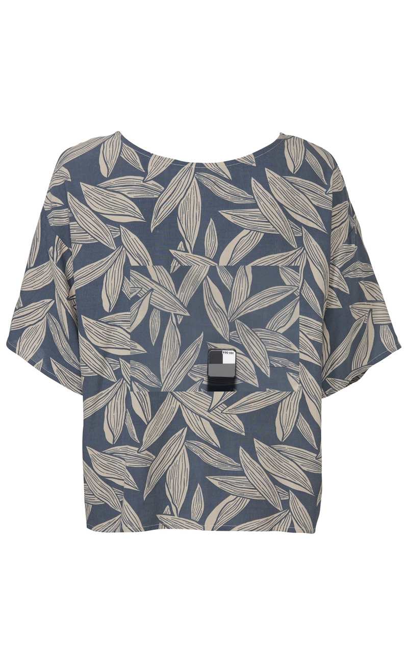 Viskose-Bluse mit kurzem, weitem Arm, Rundhalsausschnitt, blauem Hintergrund und beige-blauen großen Blättern bedruckt, leichte lockere Passform, Graufarbener Farbmessblock in Bildmitte