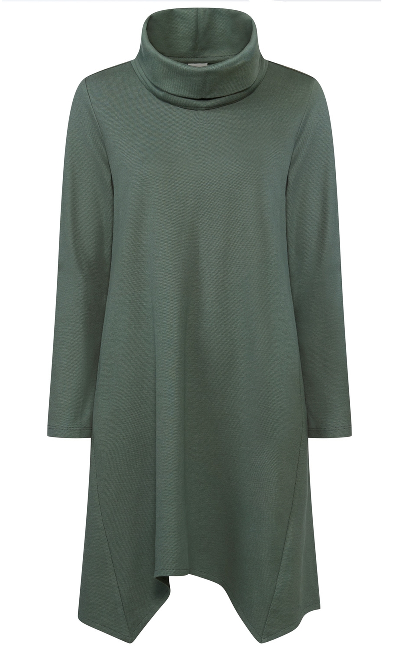 Grünes Damenkleid mit langem Arm, asymmetrischem Saum, weitem Rollkragen aus weichem Stoff, locker fallend, minimalistisches Design, ohne Muster, schlicht und elegant.