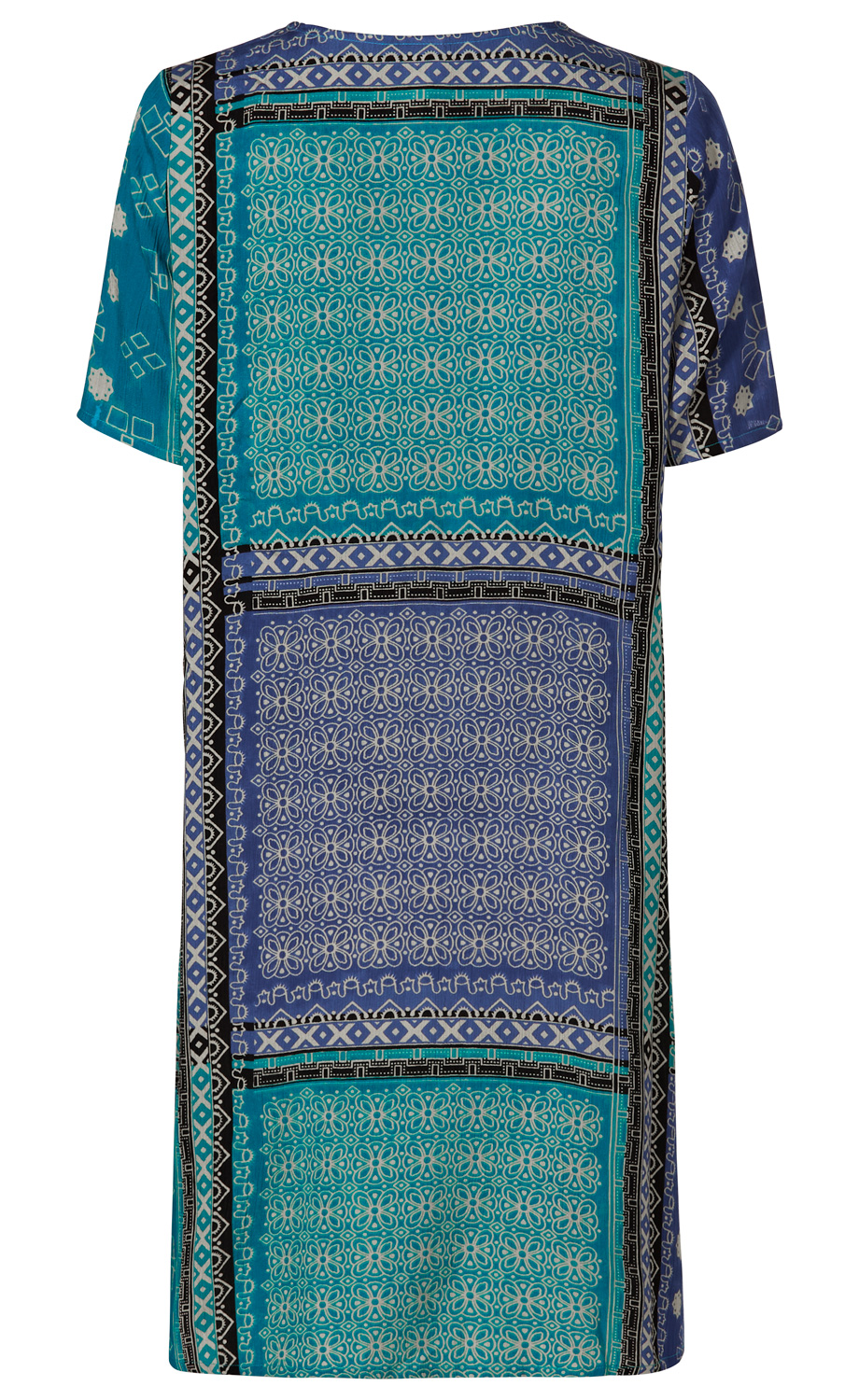 Rückenansicht eines Viskose-Kleids mit kurzem Ärmel, in Blau- und Türkistönen, gemustert mit floralen und geometrischen Mustern in quadratischen Feldern, mit schwarzen und weißen Verzierungslinien.