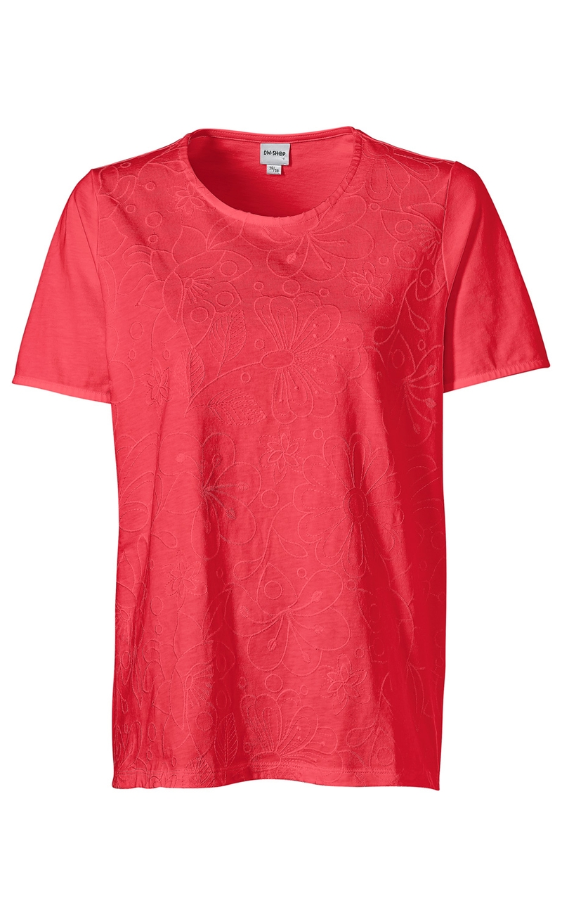 Rotes Baumwoll-Shirt mit kurzen Ärmeln und rundem Halsausschnitt, feines florales Muster in gleicher Farbe eingeprägt, lockerer Schnitt, Etikett mit DW-Shop-Logo innen am Kragen sichtbar.