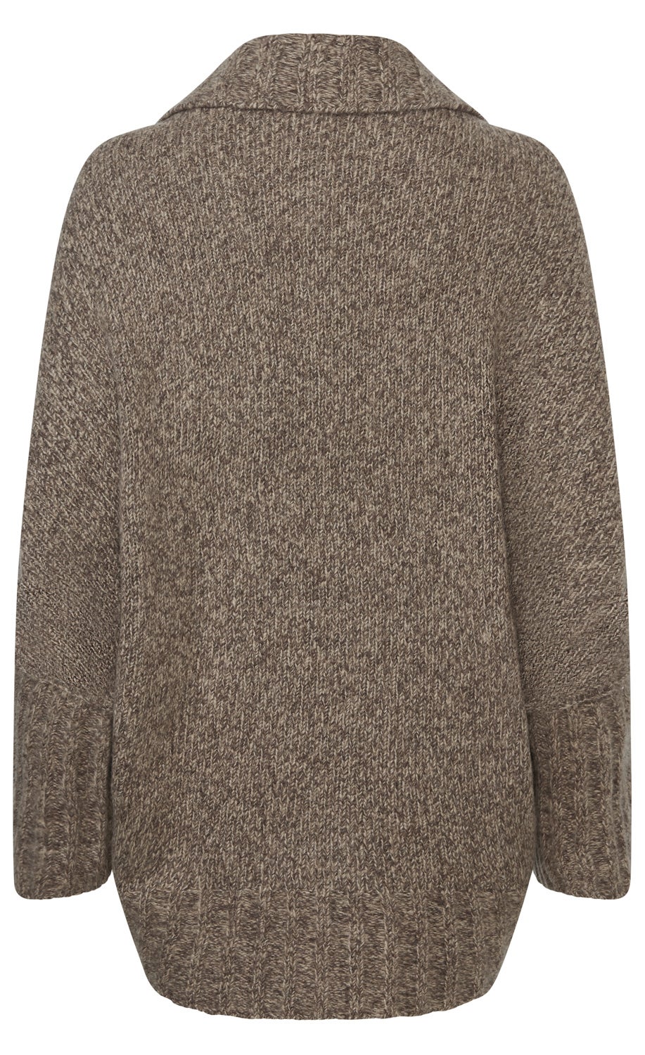Rückansicht eines grob gestrickten, braunen Pullover mit Zopfmuster, weitem Schnitt, langen Ärmeln und breitem gerolltem Kragen, Strickbündchen an Ärmeln und Saum, komfortabel und warm designed.
