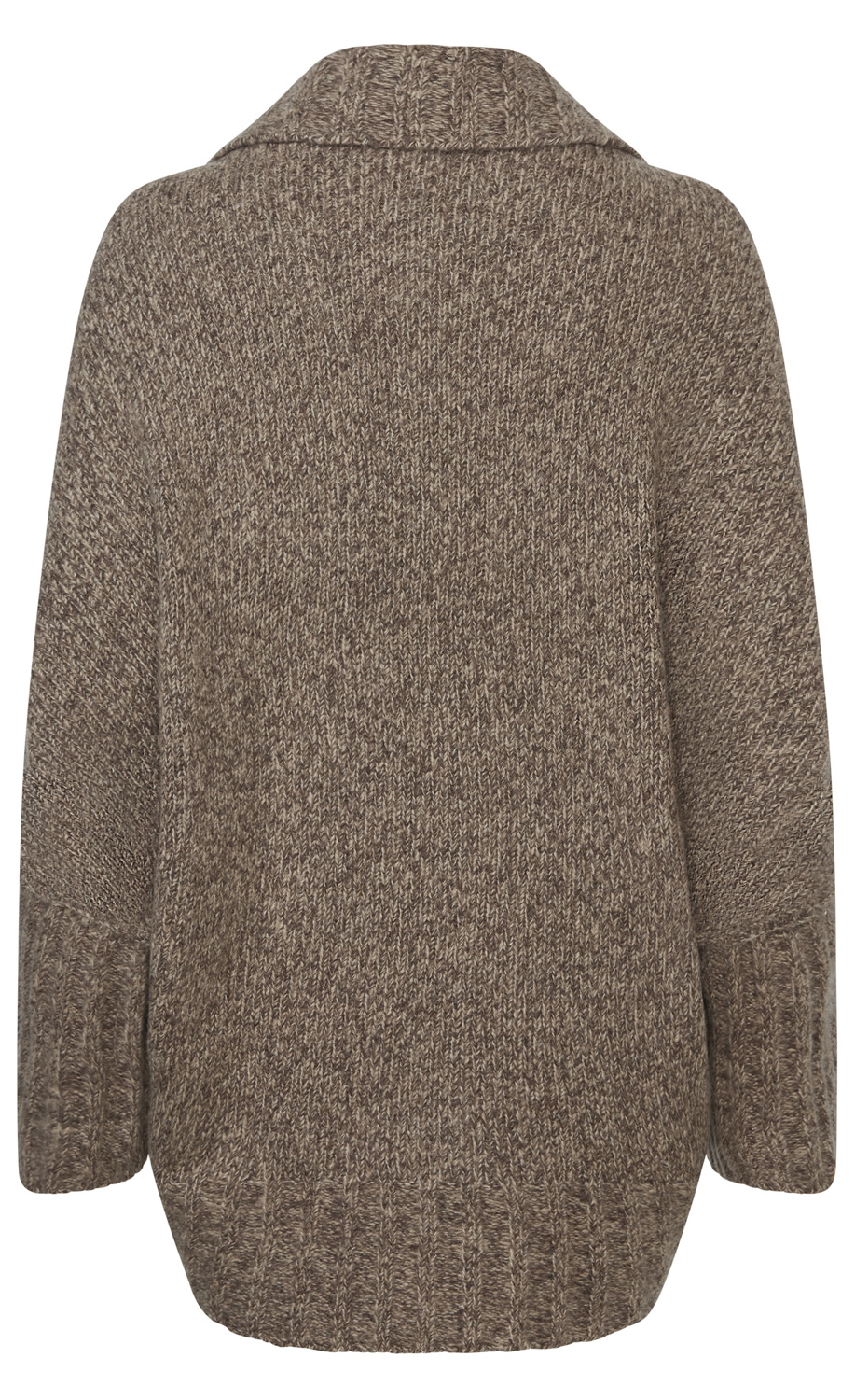 Rückansicht eines grob gestrickten, braunen Pullover mit Zopfmuster, weitem Schnitt, langen Ärmeln und breitem gerolltem Kragen, Strickbündchen an Ärmeln und Saum, komfortabel und warm designed.