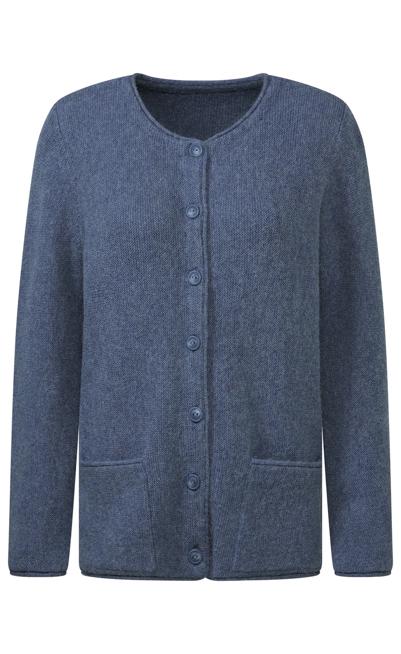 blaue Strickjacke mit Rundhalsausschnitt, langen Ärmeln, durchgehender Knopfleiste und zwei aufgesetzten Taschen vorne, einfache und schlichte Optik