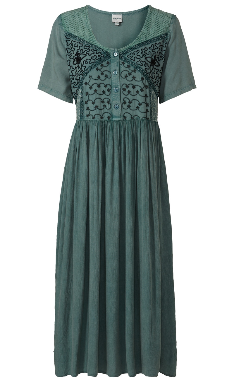 grünes Viskose-Kleid mit kurzen Ärmeln, Rundhalsausschnitt, und Knopfleiste vorne, Oberteil mit schwarzen Stickereien und luftiger, geraffter Rock aus leichtem Stoff