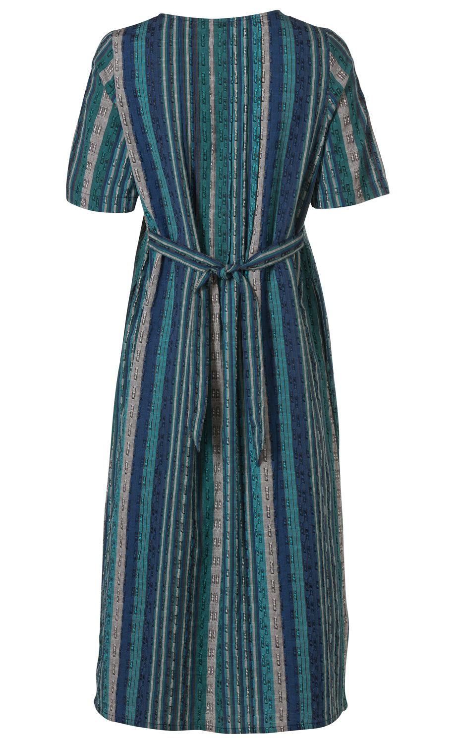 Baumwoll-Kleid mit kurzen Ärmeln, tailliert durch einen gebundenen Stoffgürtel, in blau, türkis und grau mit senkrechtem Streifenmuster, Rückansicht.