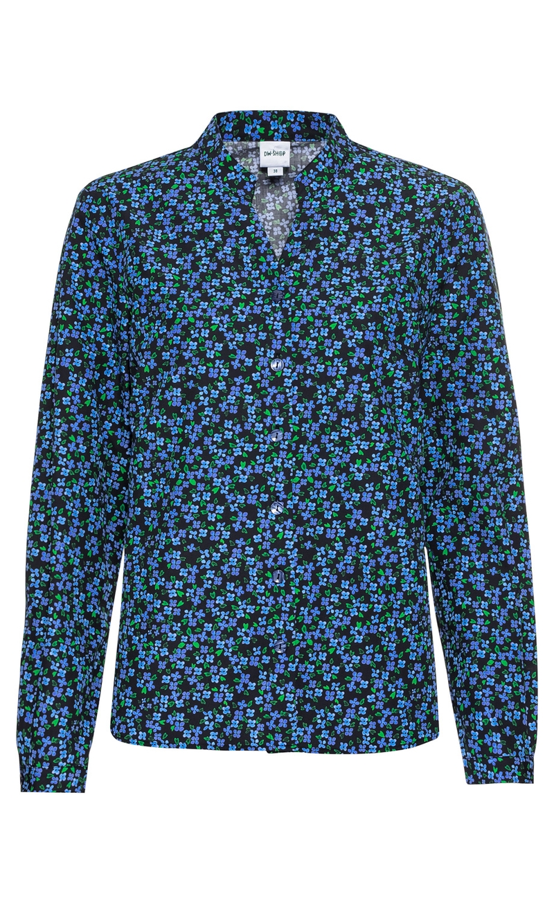 Baumwoll-Bluse mit blau-grünem Blumenmuster auf schwarzem Hintergrund, langärmlig, Knopfleiste vorne, Stehkragen, gerade geschnitten, leichte Taillierung, modisch und feminin