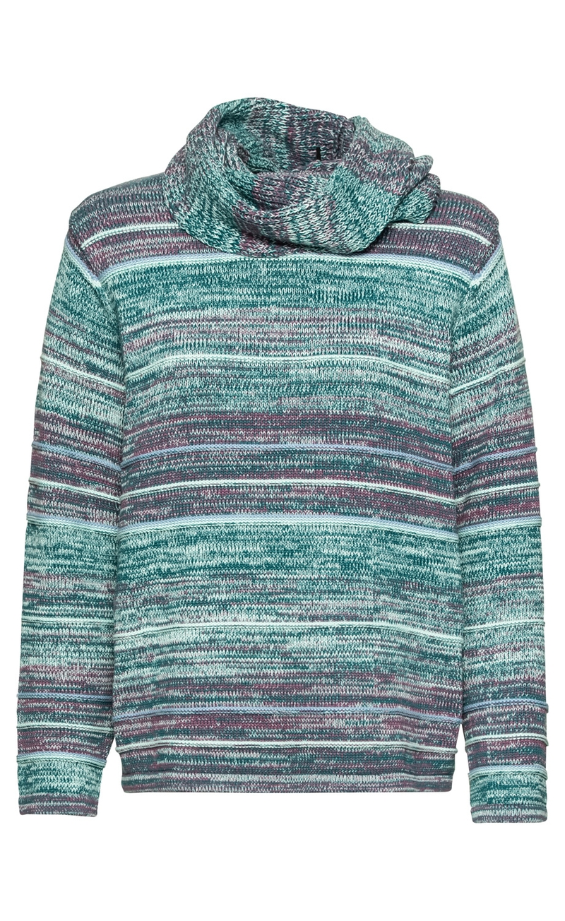 Baumwoll-Pullover mit langen Ärmeln, mehrfarbig meliert in Blau-, Grün- und Lila-Tönen, grob gestrickt, mit weitem, hohem Rollkragen, Frontansicht auf weißem Hintergrund.