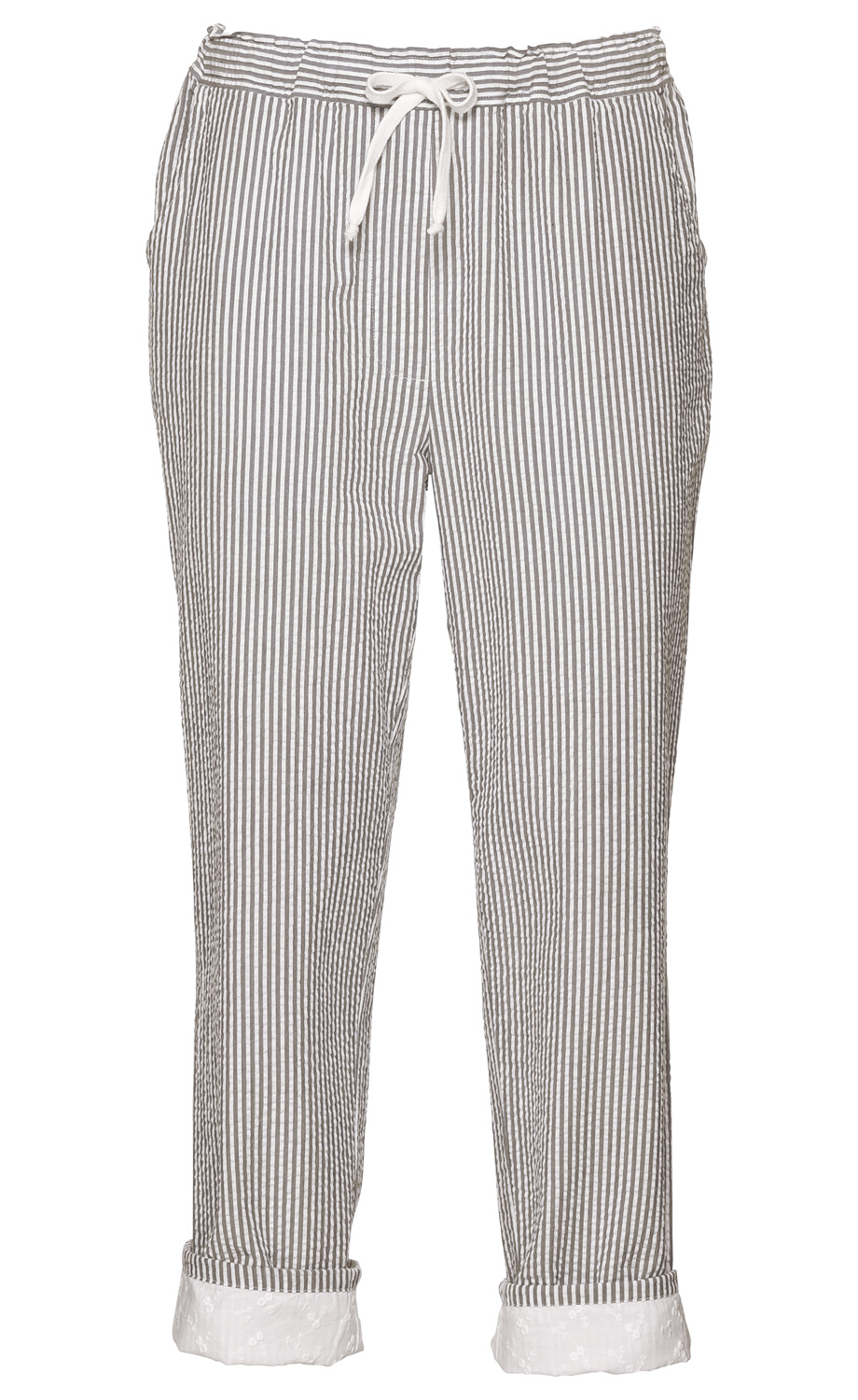 Baumwoll-Hose in Weiß mit engen grauen Streifen, elastischem Bund mit weißer Kordel zum Binden, seitlichen Eingrifftaschen und aufgekrempelten Beinenden mit weißem, besticktem Stofffutter.