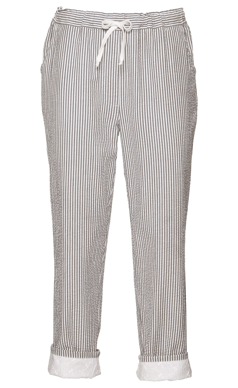 Baumwoll-Hose in Weiß mit engen grauen Streifen, elastischem Bund mit weißer Kordel zum Binden, seitlichen Eingrifftaschen und aufgekrempelten Beinenden mit weißem, besticktem Stofffutter.
