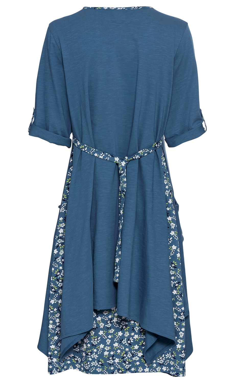 Blaues Baumwoll-Kleid mit kurzärmeligem Oberteil, floral gemustertem Unterrock, tailliertem Bindegürtel und seitlichen Taschen, Rückansicht, fließender Schnitt, Kragen mit floralem Muster, lockere, bequeme Passform.