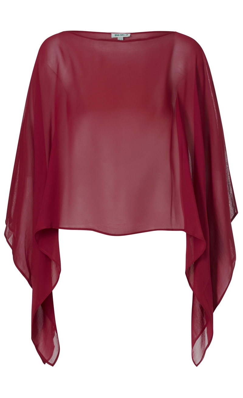 Transparente, weinrote Viskose Stola mit weitem Schnitt und spitz zulaufenden Enden, leicht schimmernd, ohne Muster, Produktlabel am Halsausschnitt sichtbar, elegante leichte Damenüberwurf-Mode