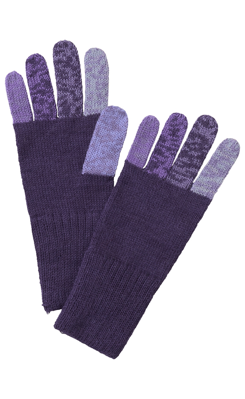 paar warme Strickhandschuhe in verschiedenen Lilatönen, fünf Finger, dicker Strick, Fingerspitzen mehrfarbig gemustert, Handgelenkbereich eng gestrickt