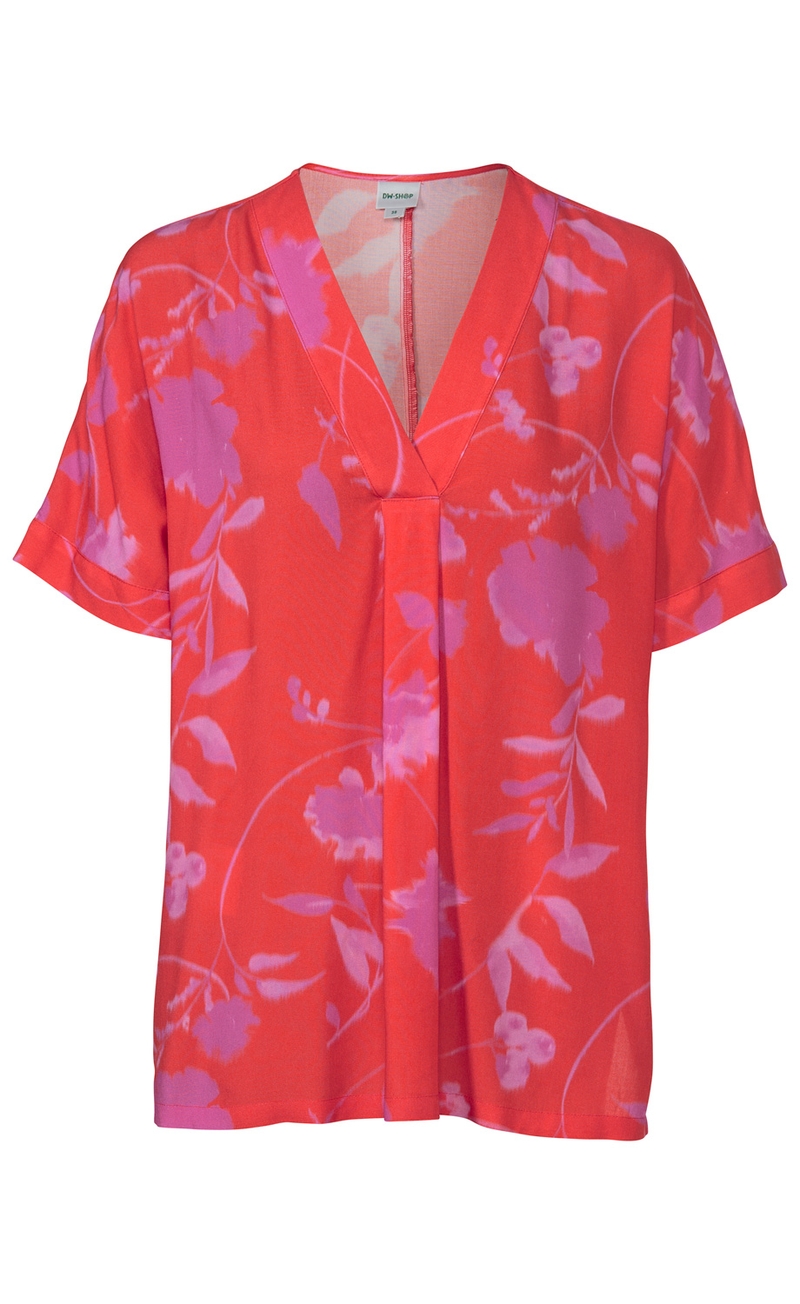 Rote Viskose-Tunika mit kurzen Ärmeln, V-Ausschnitt und pinkem floralen Muster, locker geschnitten, leicht glänzend, Vorderseite mit dezenter Mittelnaht, legere Passform