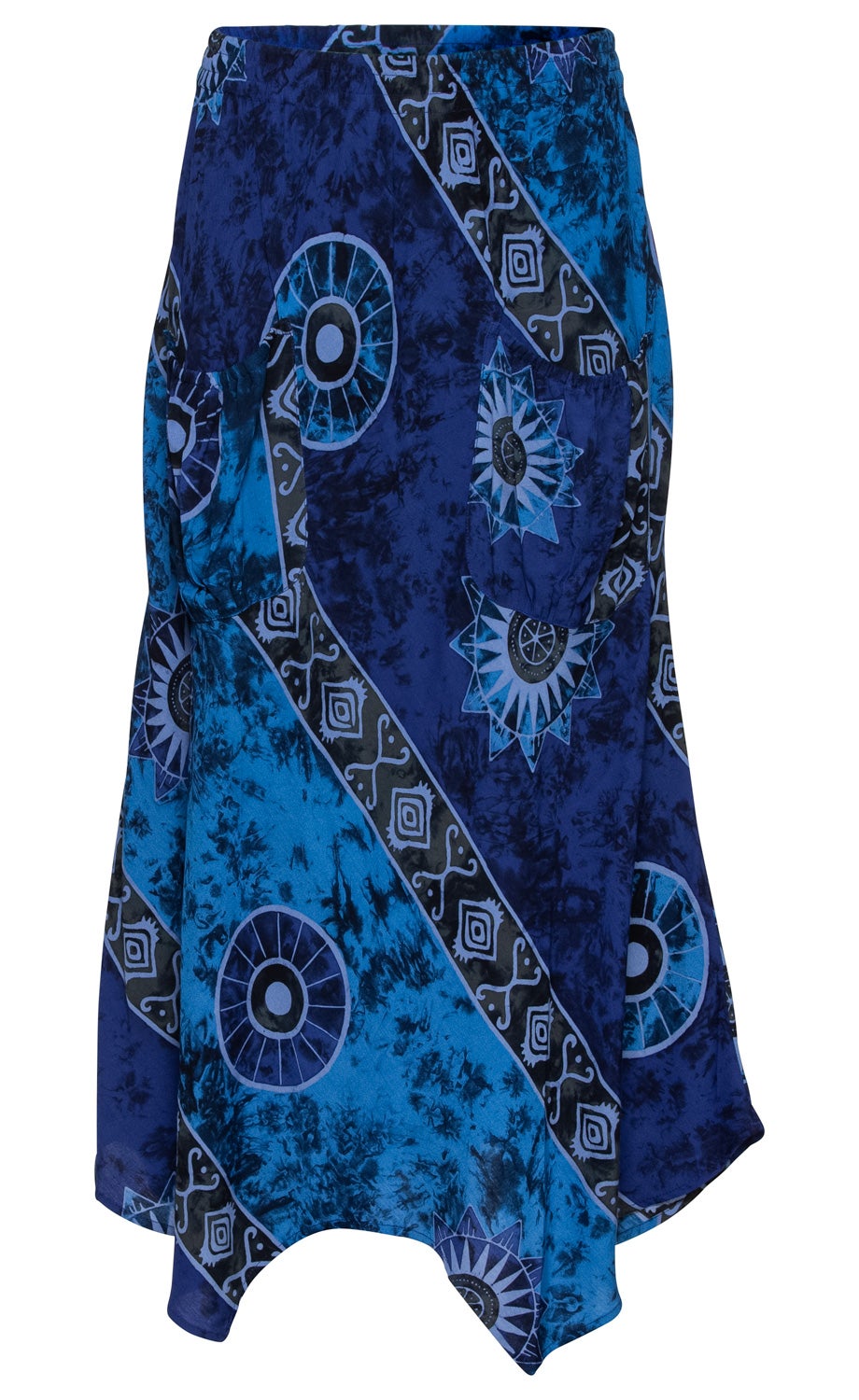 blauer Viskose-Rock mit asymmetrischem Saum, ethno-inspiriertes Muster in dunklen und hellen Blautönen, verziert mit kreisförmigen und geometrischen Motiven, elastischer Bund, leichte Falten, zwei aufgesetzte Taschen