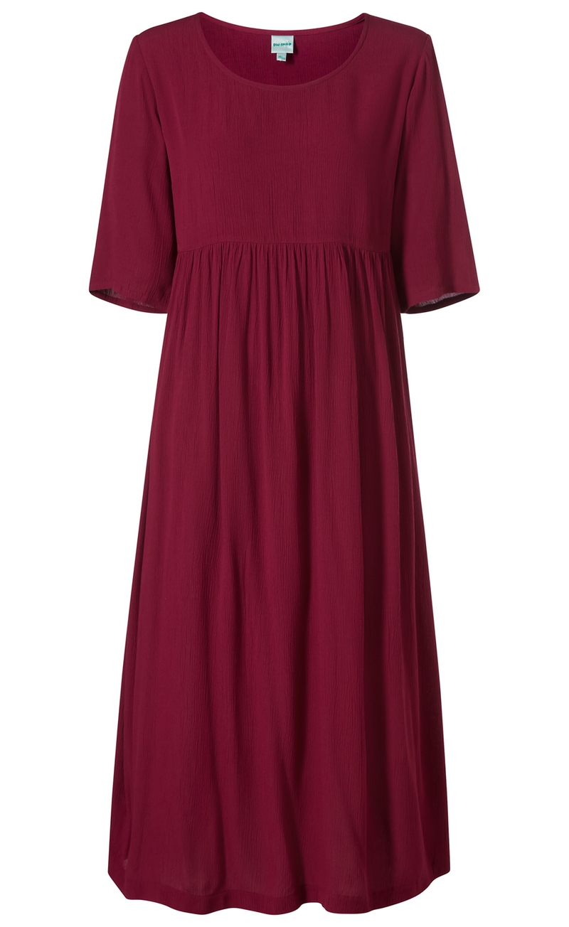 Rotes Viskose-Kleid mit halblangen Ärmeln, lockerem Schnitt, rundem Ausschnitt und gerafftem Rockansatz, knielang, schlichtes Design ohne Muster oder Verzierungen.
