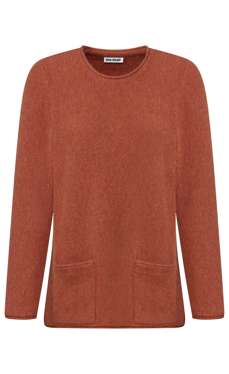 rotbrauner Damenpullover aus grobgestricktem Stoff mit Rundhalsausschnitt und zwei aufgesetzten Taschen vorne, lange Ärmel, gerade geschnitten, schlichtes Design