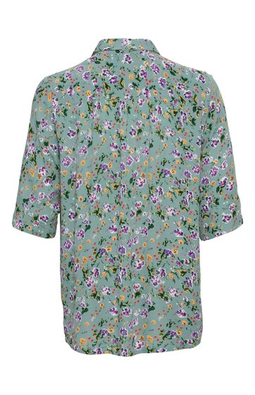 Grünblaues Hemd mit floralem Muster in Lila, Weiß und Orange, kurzer Ärmel, durchgehende Knopfleiste, klassischer Kragen, locker geschnitten