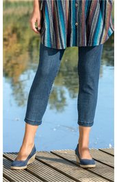 Blaue Jeanshose, schmal geschnitten, knapp oberhalb der Knöchel endend, getragen von stehendem Modell, kombiniert mit blauer Ballerina mit heller Sohle