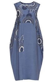 Ärmelloses Kleid in Taubenblau mit abstraktem weißen und schwarzen Rundmuster, Rundhalsausschnitt, locker fallende Form, knielang